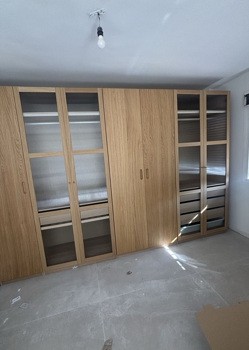 Armario con puertas de cristal montado en dormitorio