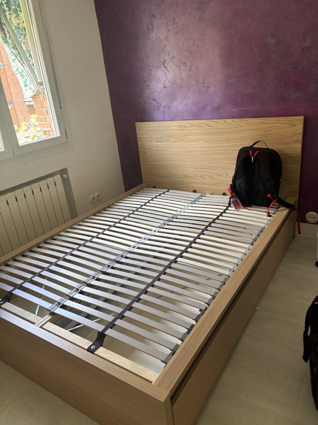 Cama con somier montada en dormitorio
