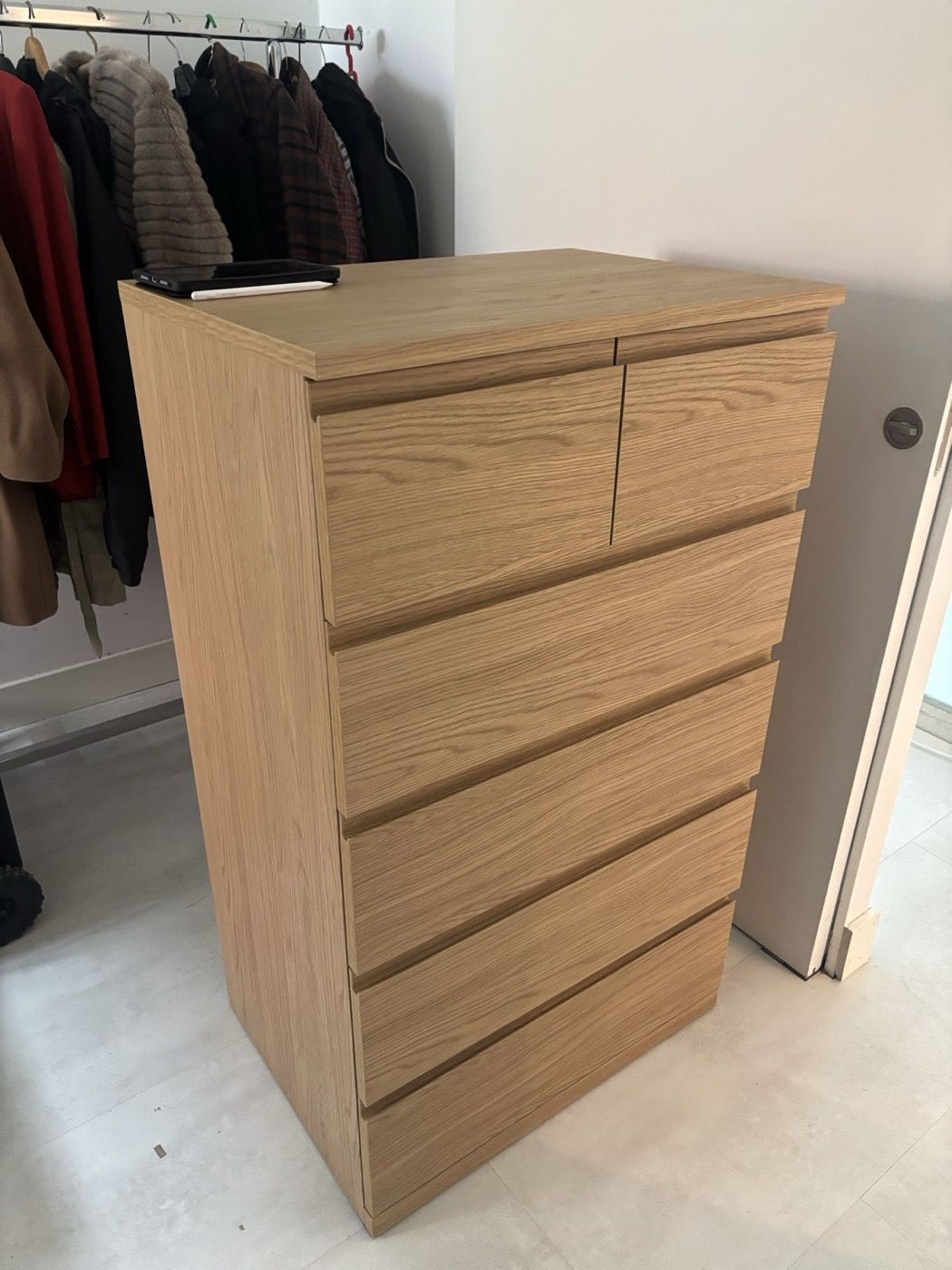 Cómoda de madera montada en dormitorio
