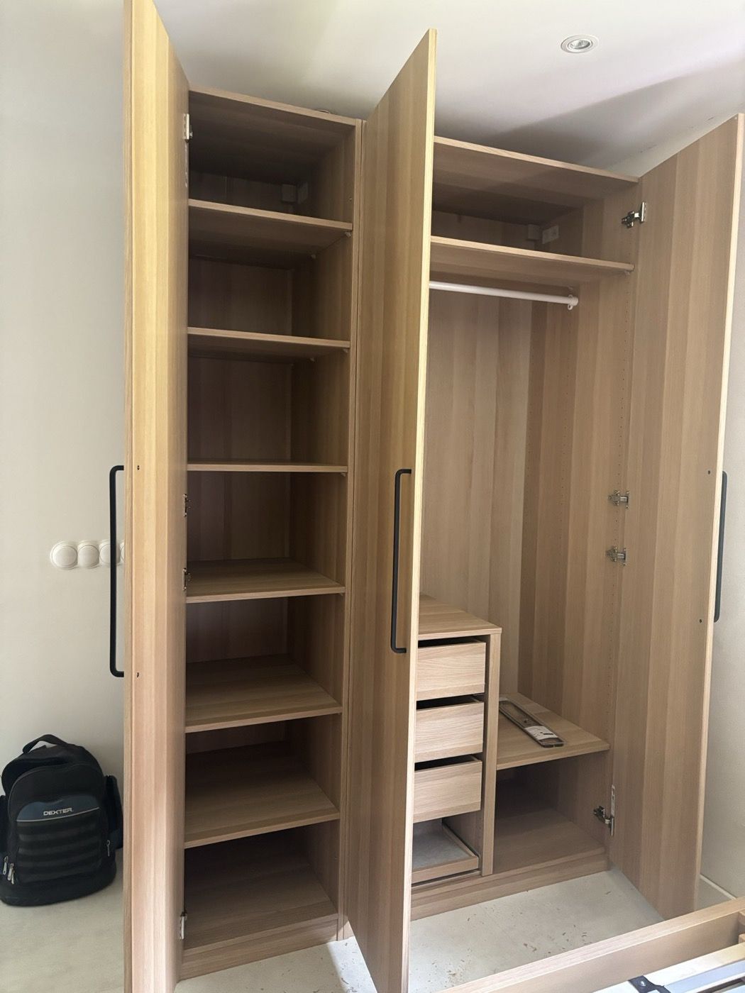 Vestidor a medida montado en dormitorio, con cajones y baldas